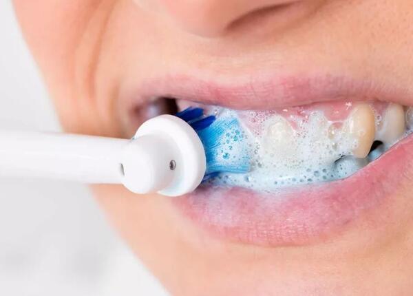 怎样用电动牙刷刷牙？掌握“巴氏刷牙法”，清洁效果更佳！
