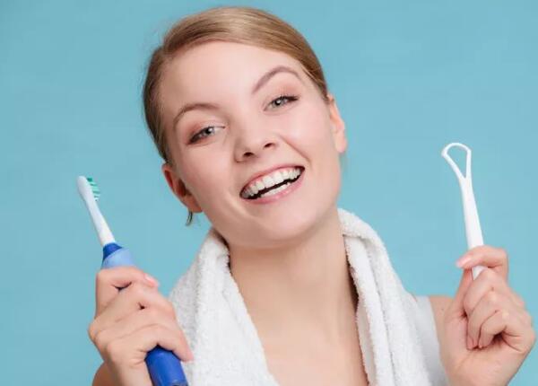 电动牙刷怎么刷舌头？两分钟教你学会用电动牙刷刷牙