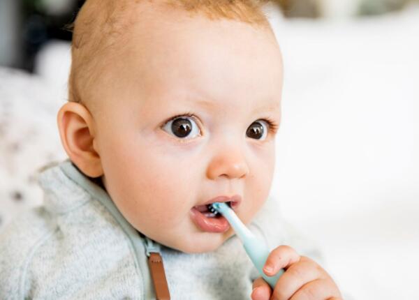 宝宝能用电动牙刷刷牙吗？口腔专家建议：小孩4岁以上用电动牙刷为佳