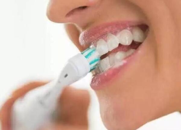 成人声波电动牙刷清洁效果