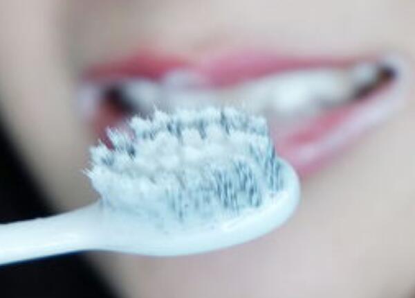 牙黄用手动牙刷还是电动牙刷？哪种牙刷类型更有效