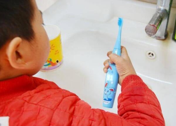 儿童电动牙刷使用方法