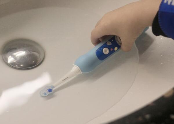 儿童电动牙刷第一次使用如何操作