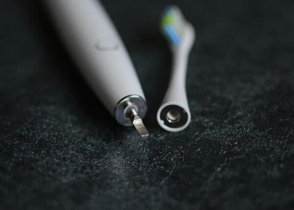 怎么样使用小米电动牙刷