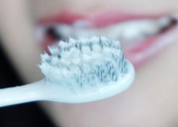 为什么牙刷表面的黄垢刷不掉？牙刷表面黄垢难除的几大原因