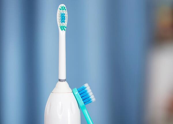 电动牙刷与普通牙刷的使用：全面比较与选择指南