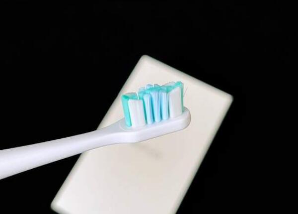 电动牙刷头一个月炸毛正常吗？刷博士为您解答！