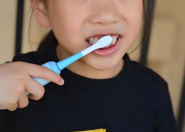 儿童用电动牙刷正确刷牙方法